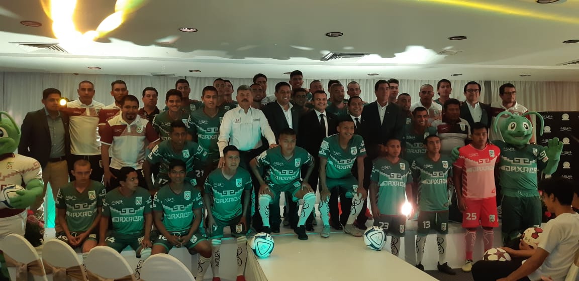 Gilberto Gamboa Medina acude a presentación de los Chapulineros de Oaxaca