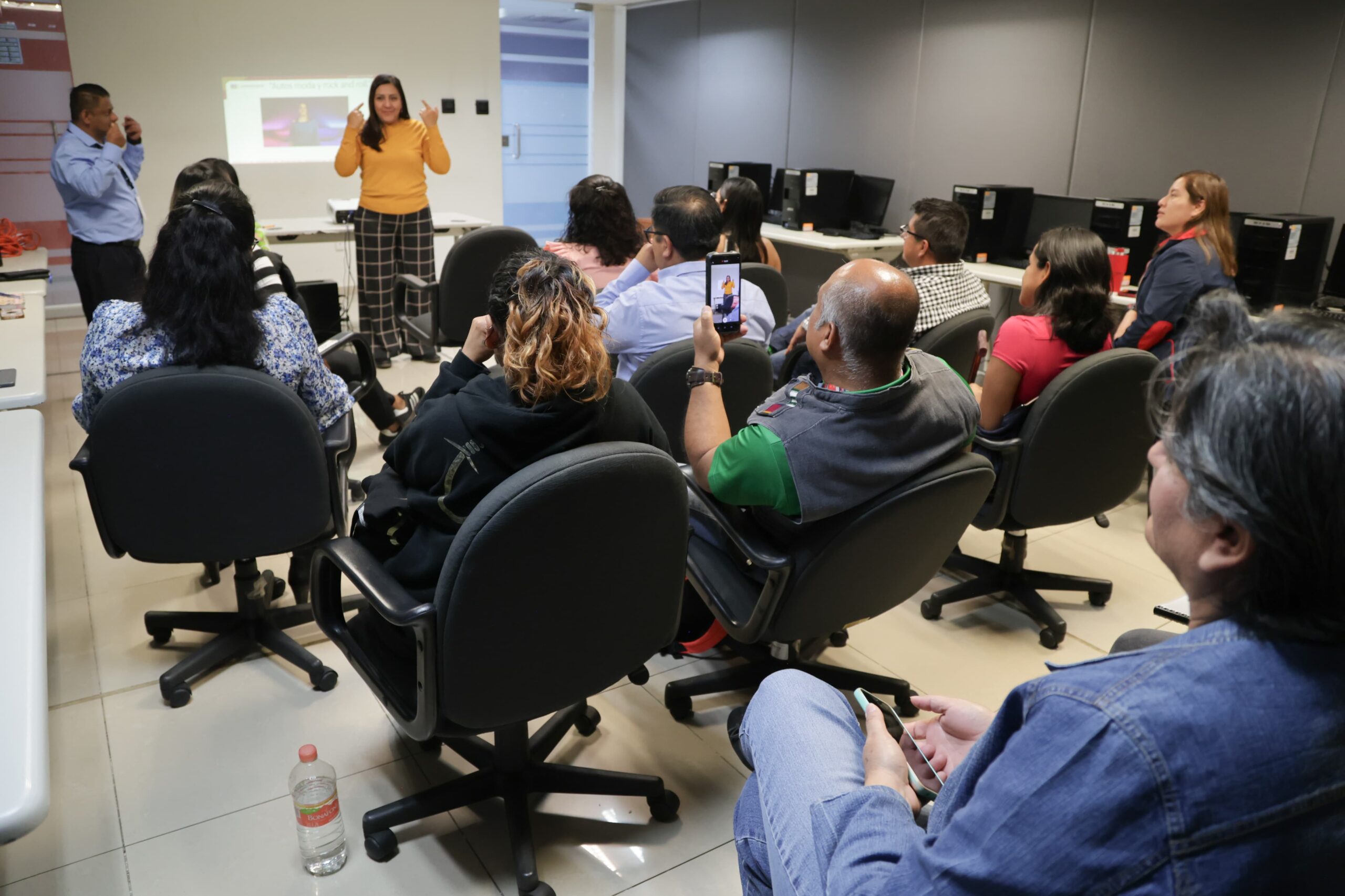 Capacita SA en lengua de señas mexicanas para garantizar la atención inclusiva