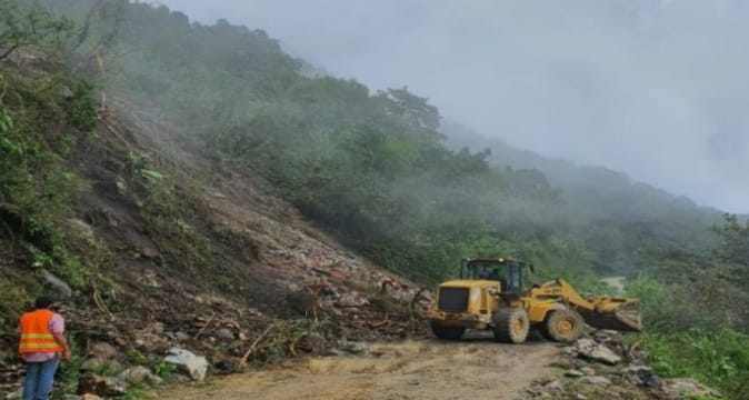 Reporta SCT derrumbes ocasionados por intensas lluvias en tramos carreteros de Oaxaca.