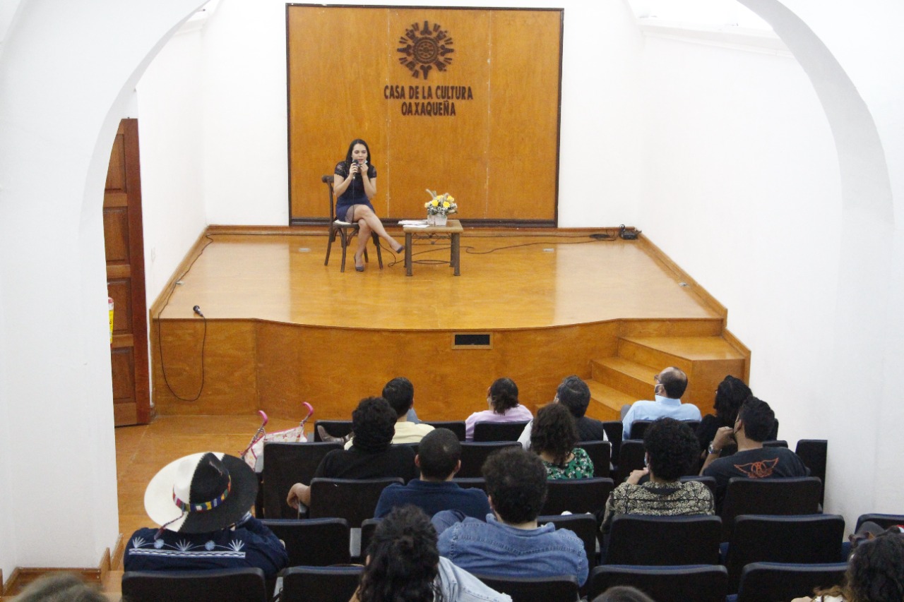 Presentó Evelin Acosta “La Décima y su Pregón” en la Casa de la Cultura Oaxaqueña