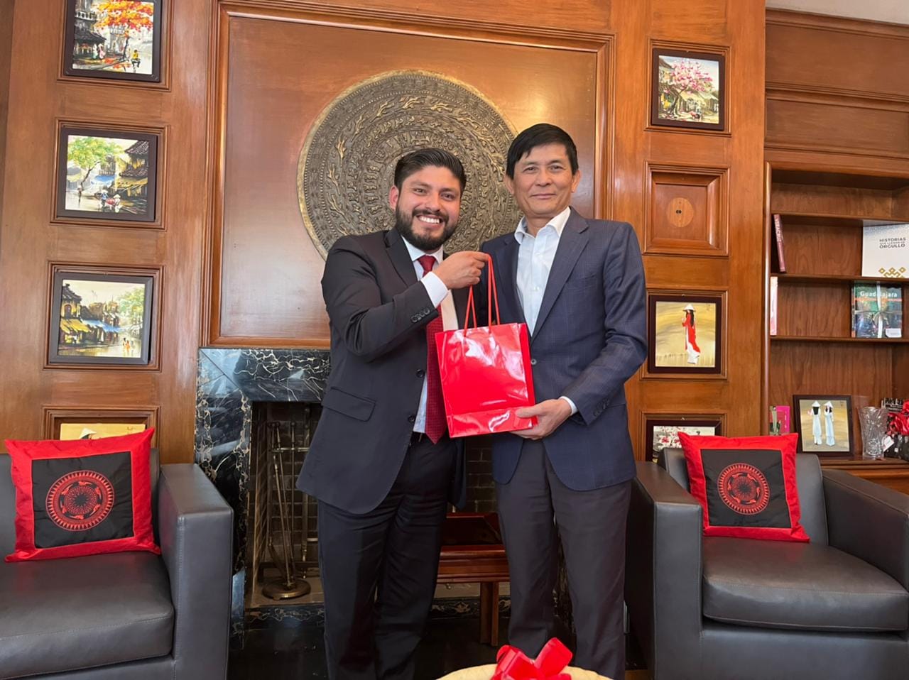INVITADOS POR EL EMBAJADOR DE VIETNAM NGUYEN HOANH NAM