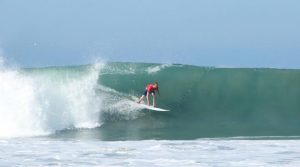 Oaxaqueños imponen condiciones en el torneo de surf