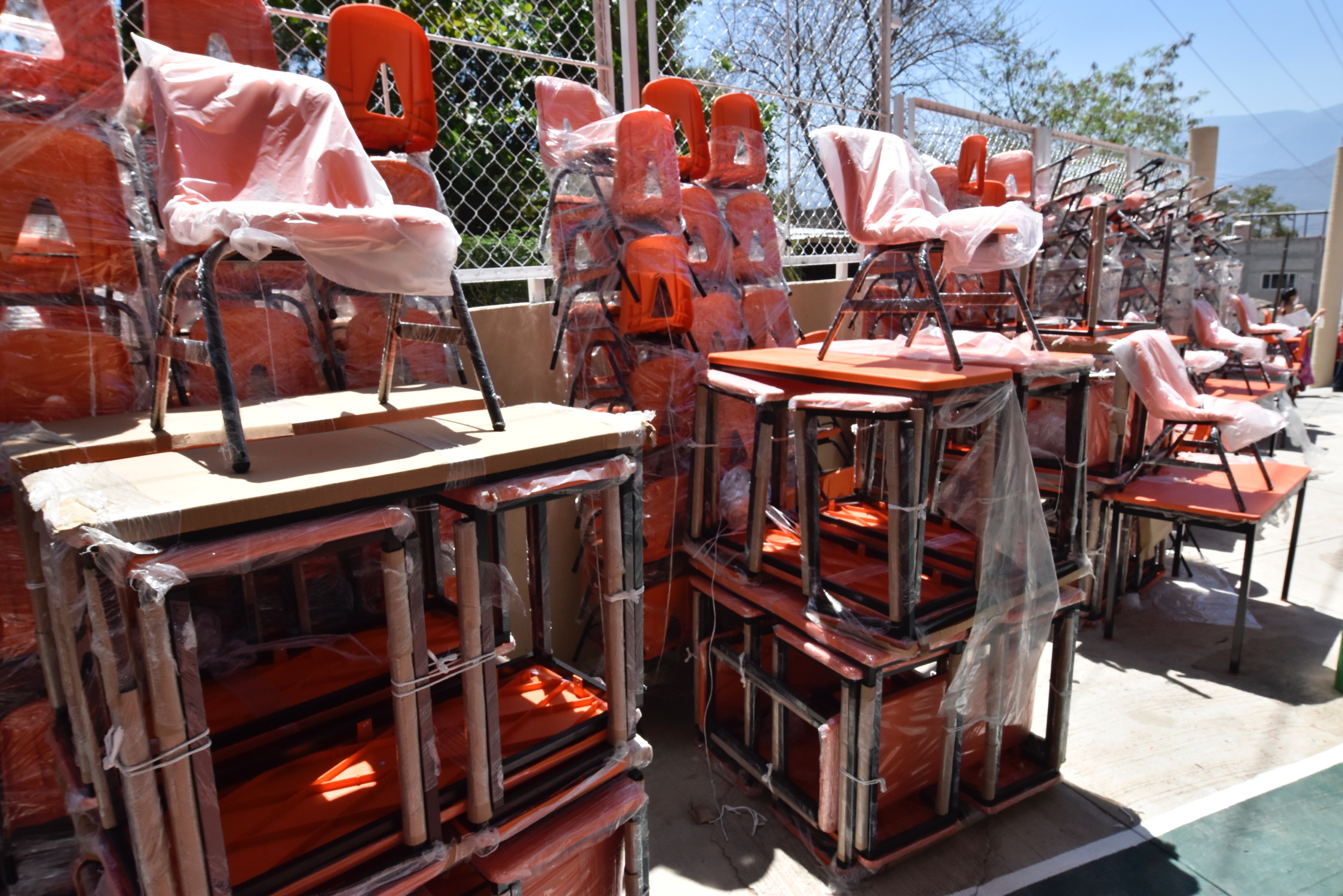 Lleva IEEPO equipo y mobiliario a 51 planteles de educación básica en la Costa y la Cañada