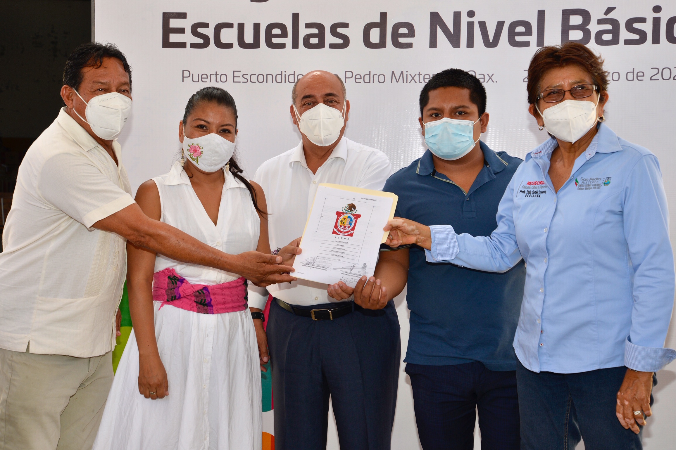 En jornada de tres días equipa IEEPO a 66 planteles de educación básica en la Mixteca y Costa