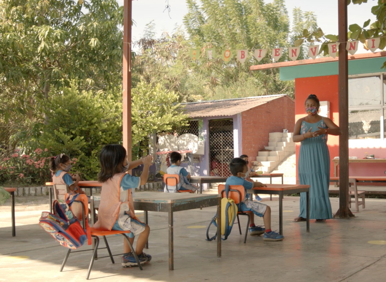 Sembrar conocimiento y compartirlo con el mundo cuando todo parece detenido es ser “Maestros de Vida”: IEEPO