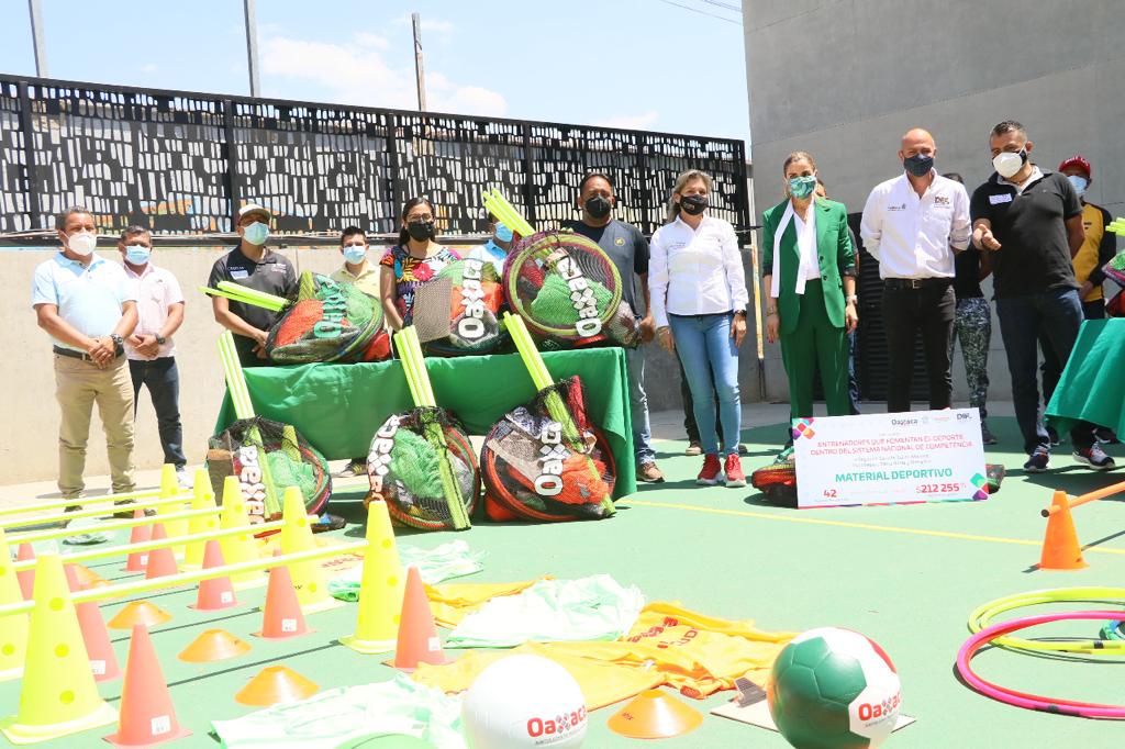 Ivette Morán de Murat e Incude entregan material deportivo en beneficio de 42 entrenadores del estado