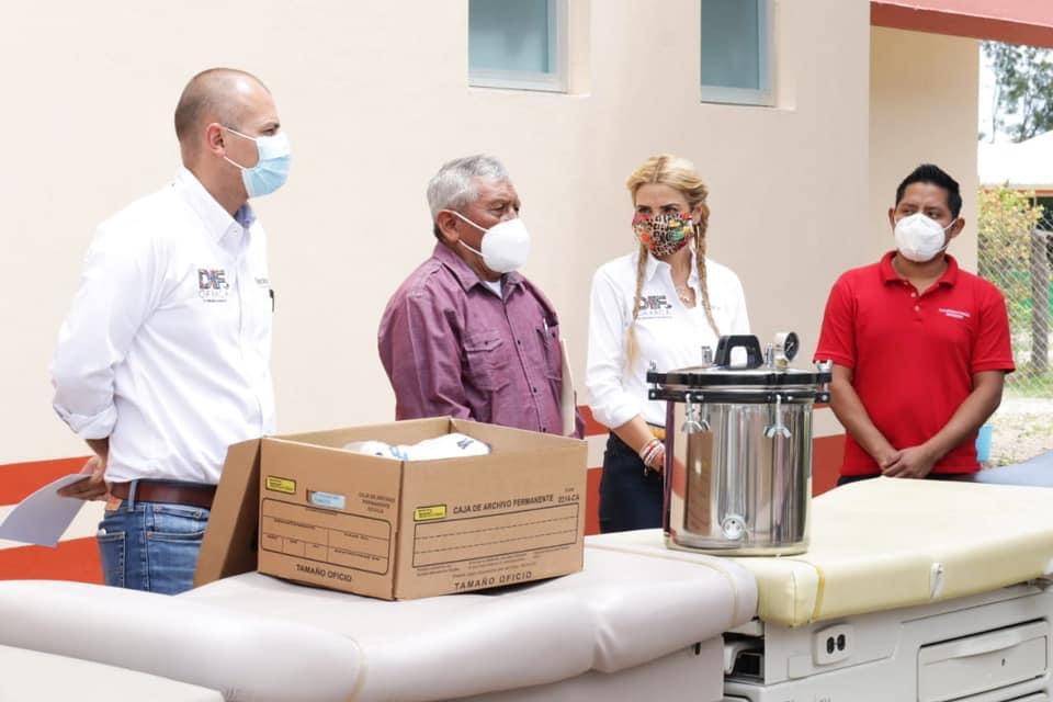 DIF Estatal Oaxaca entrega apoyos a habitantes de San Lorenzo Albarradas