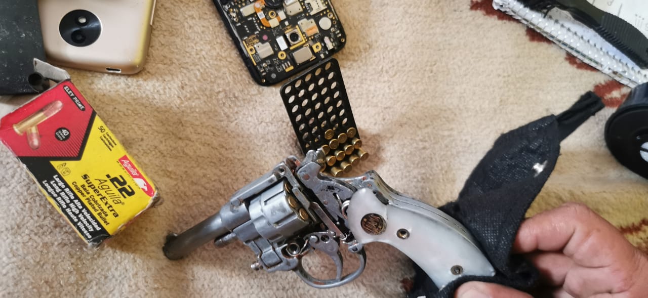 Tras cateo en San Antonio de la Cal, Fiscalía General asegura drogas, armas y detiene a probable narcomenudista