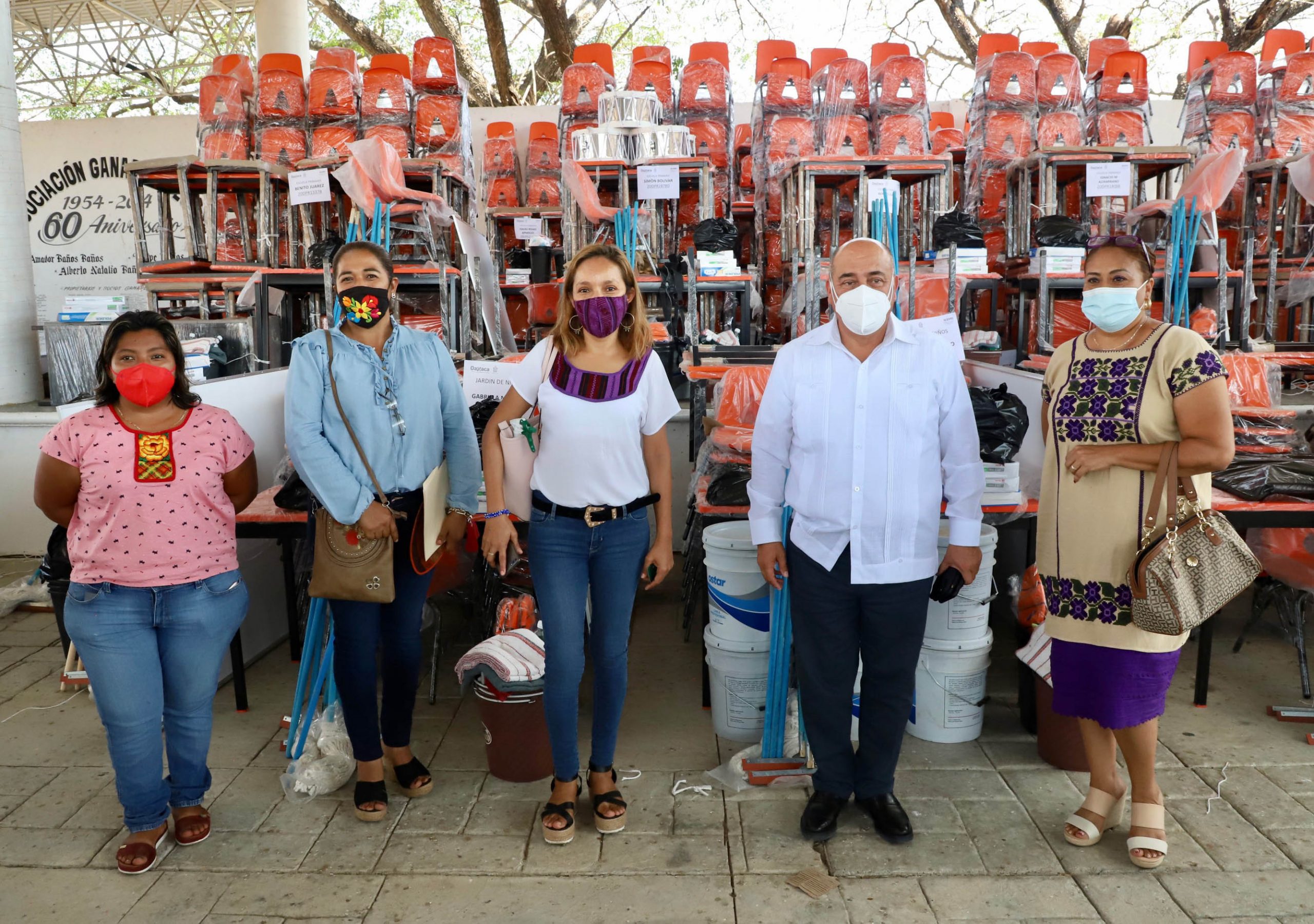 Beneficia IEEPO a 7 mil 346 estudiantes con entrega de mobiliario y equipo a 51 planteles de la Costa