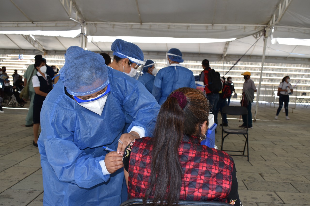 Recomienda SSO fortalecer medidas preventivas para adultos mayores que acuden a vacunarse contra la COVID-19