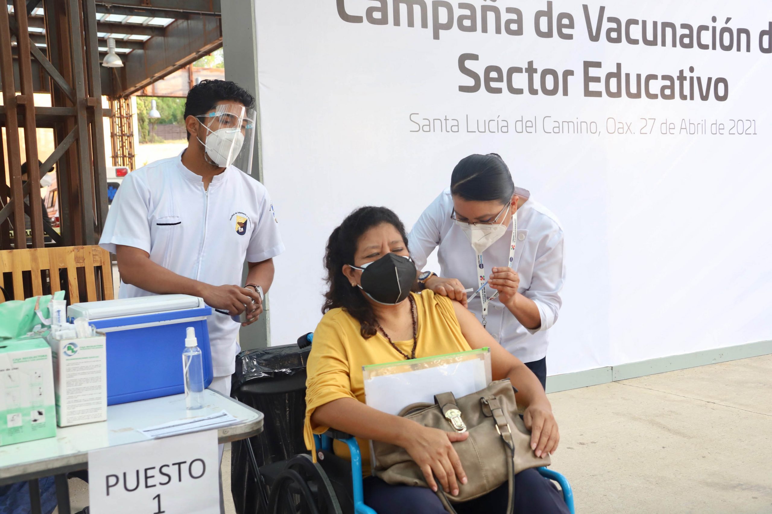 En orden se realiza la jornada de vacunación a maestras y maestros de Oaxaca