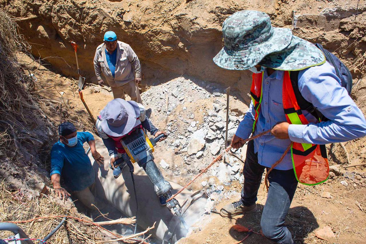 Continúan trabajos de mantenimiento en línea de conducción de agua afectada por fuga