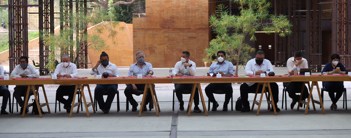 Gobiernos Federal y Estatal se reúnen con habitantes triquis desplazados de Tierra Blanca