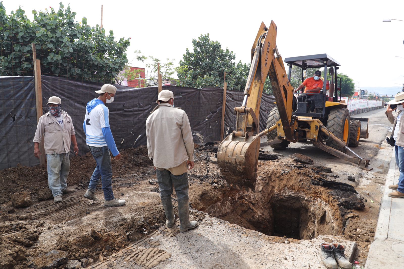 Atiende SAPAO asentamiento/socavón registrado en la Central de Abasto