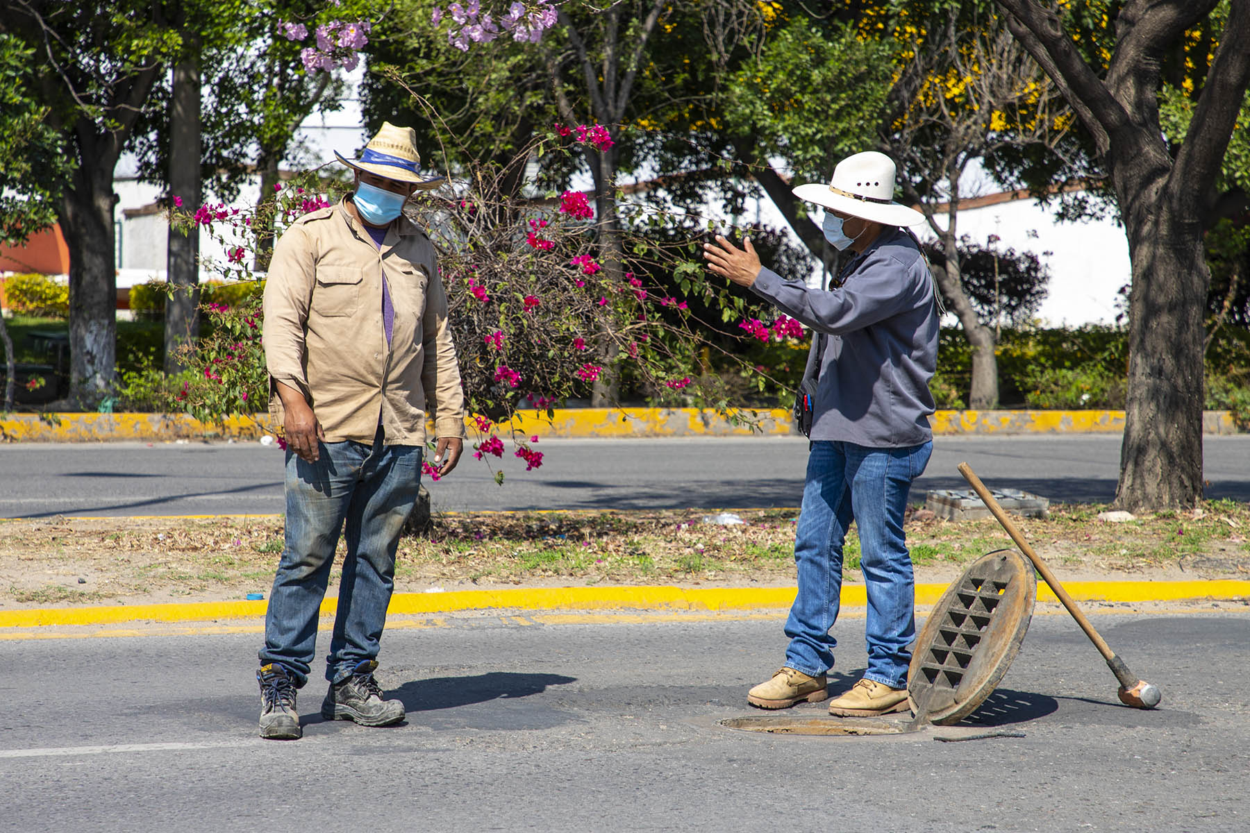Personal del Organismo de Agua y Saneamiento de la Ciudad, realiza labores de inspección y supervisión de fuga subterránea de agua potable