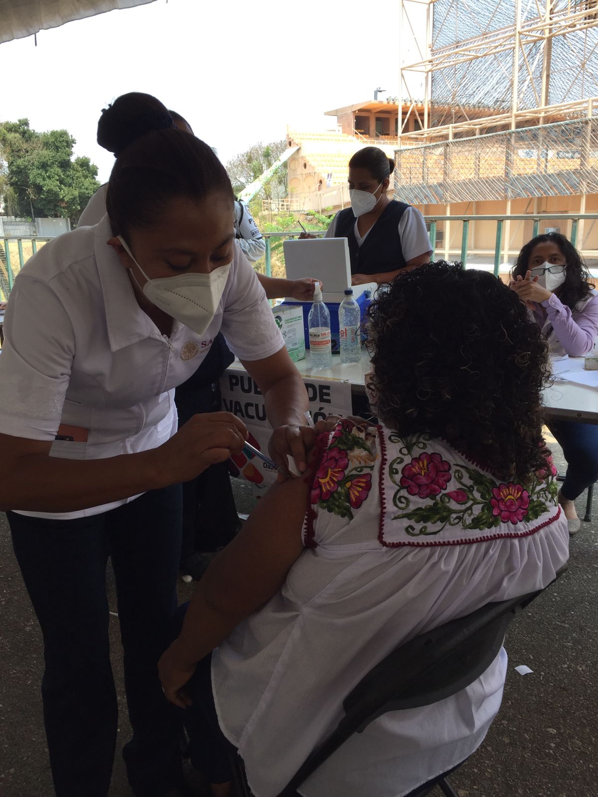 En calma, orden y tiempos reducidos de espera se desarrolla vacunación al personal educativo de Oaxaca