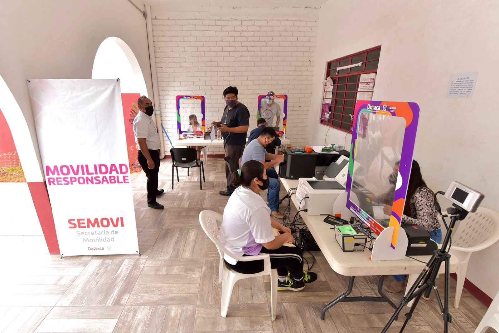 Ofrece Unidad Móvil de la Semovi trámites de emplacamiento y expedición de licencias de manejo