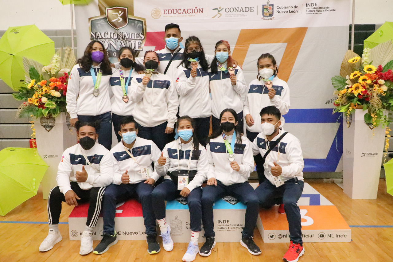 Luchadoras oaxaqueñas hechas de puro metal