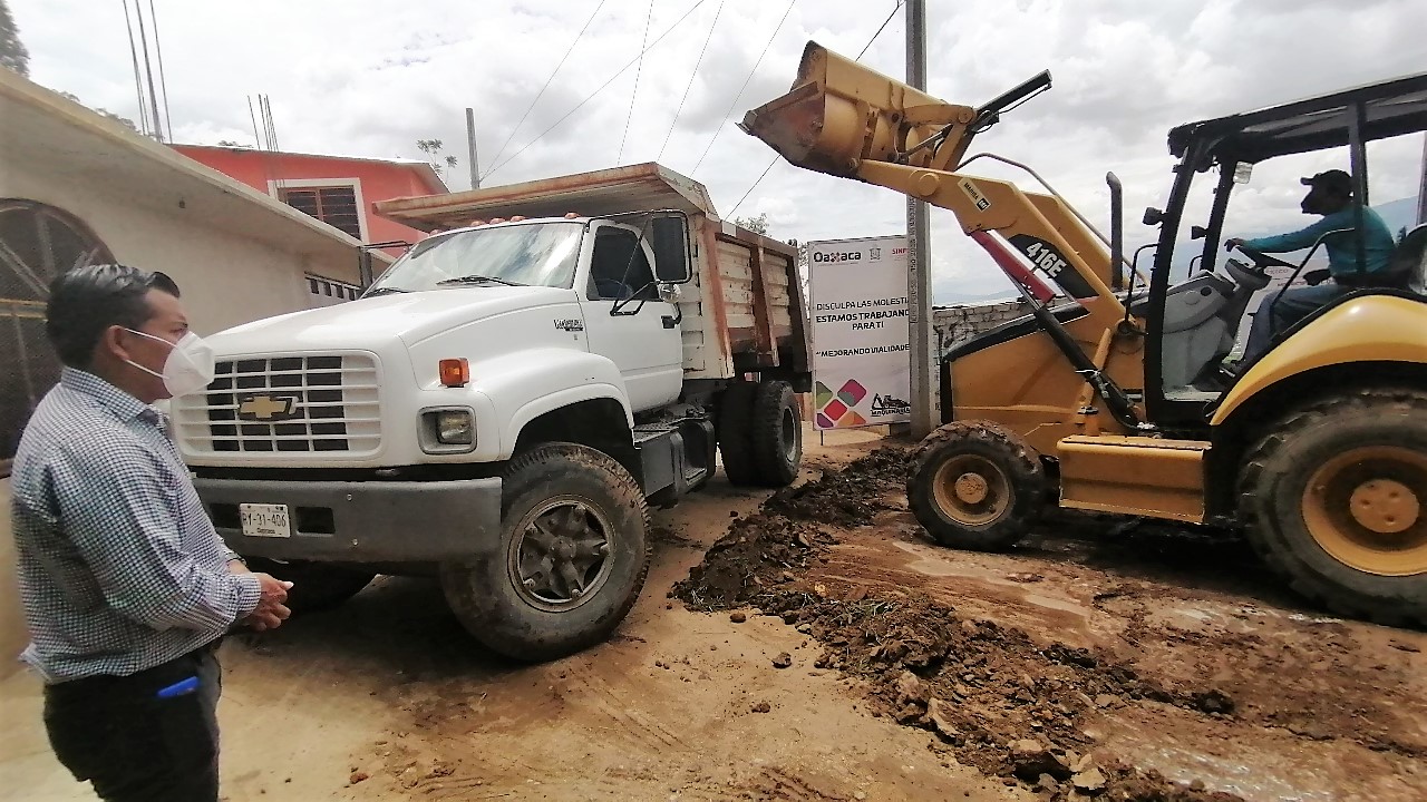 Apoya Sinfra a la agencia de San Juan Chapultepec con la limpieza de tierra acumulada en las principales vialidades