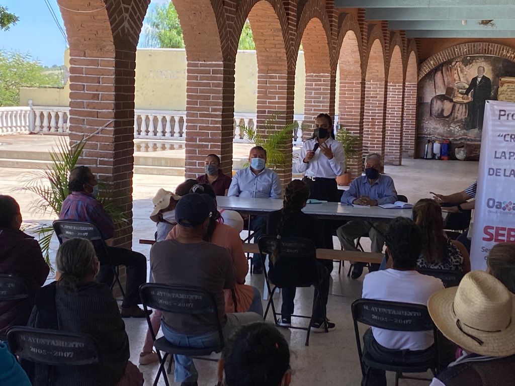 Promociona Sebien el programa Crédito a la Palabra de la Mujer  con las mujeres mixtecas