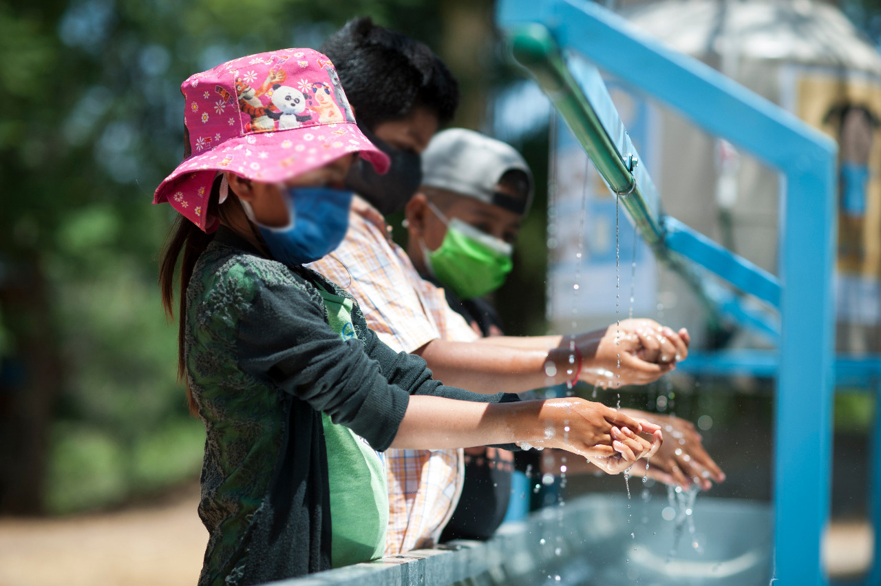 Instalan Unicef e IEEPO 100 estaciones de lavado de manos en 78 escuelas