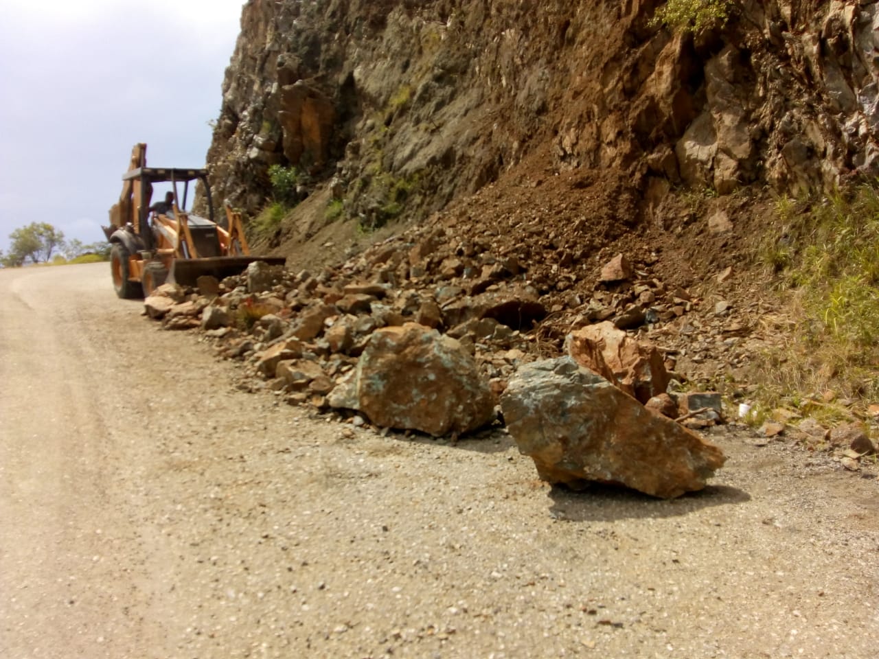 Continúa CAO atendiendo derrumbes carreteros por lluvias en la entidad