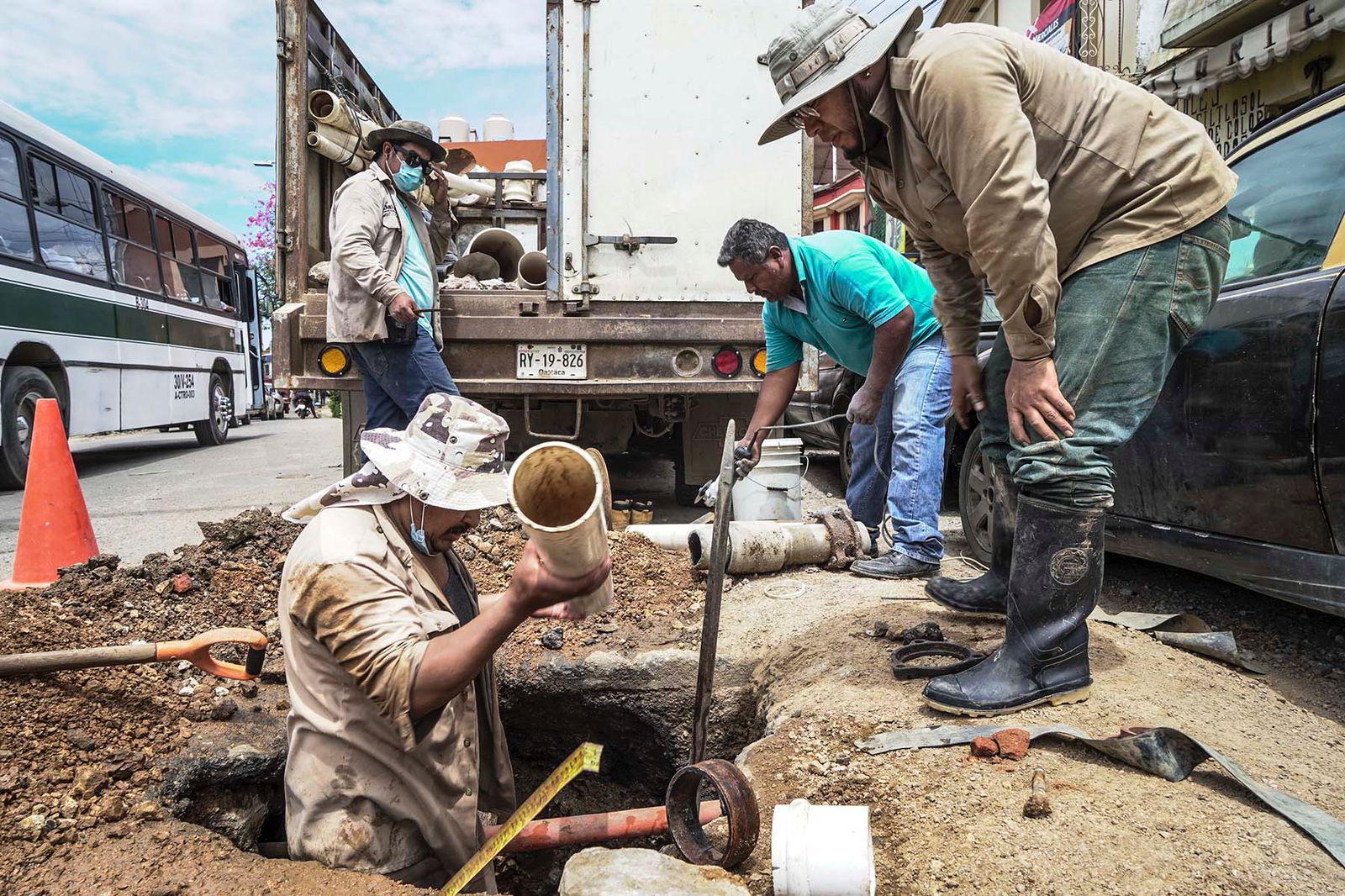 Realiza SAPAO tareas de reparación de tubería de agua potable en calle Díaz Ordaz, Centro