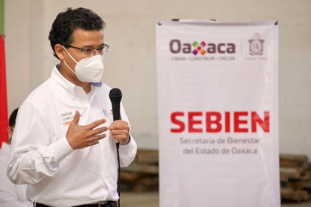 Titular de la Sebien entrega Créditos a la Palabra de la Mujer y supervisa el programa “Vamos Juntos a la Escuela”