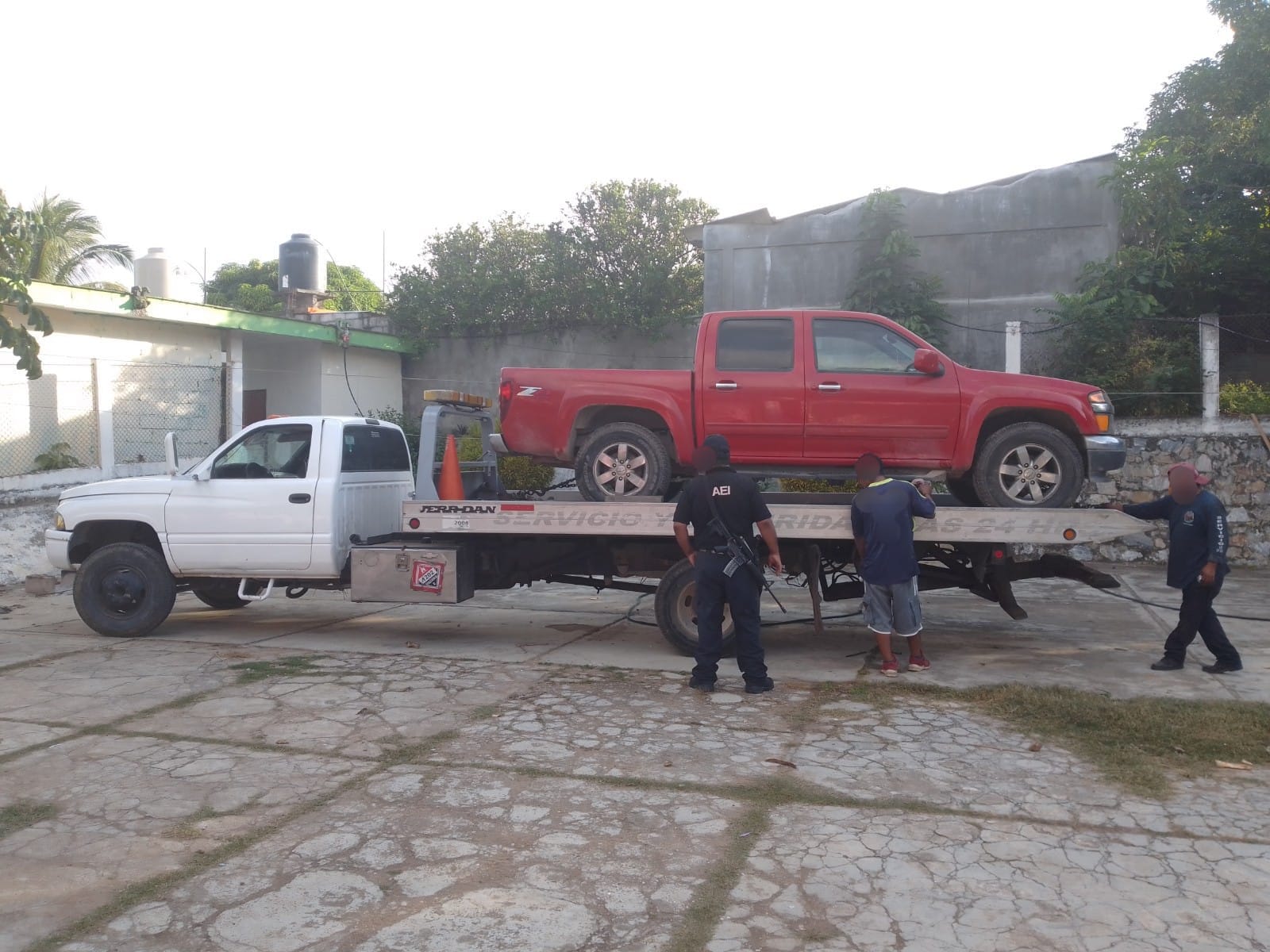 Cumplimenta Agencia Estatal de Investigaciones cateo en Santa María Petapa; asegura vehículos robados