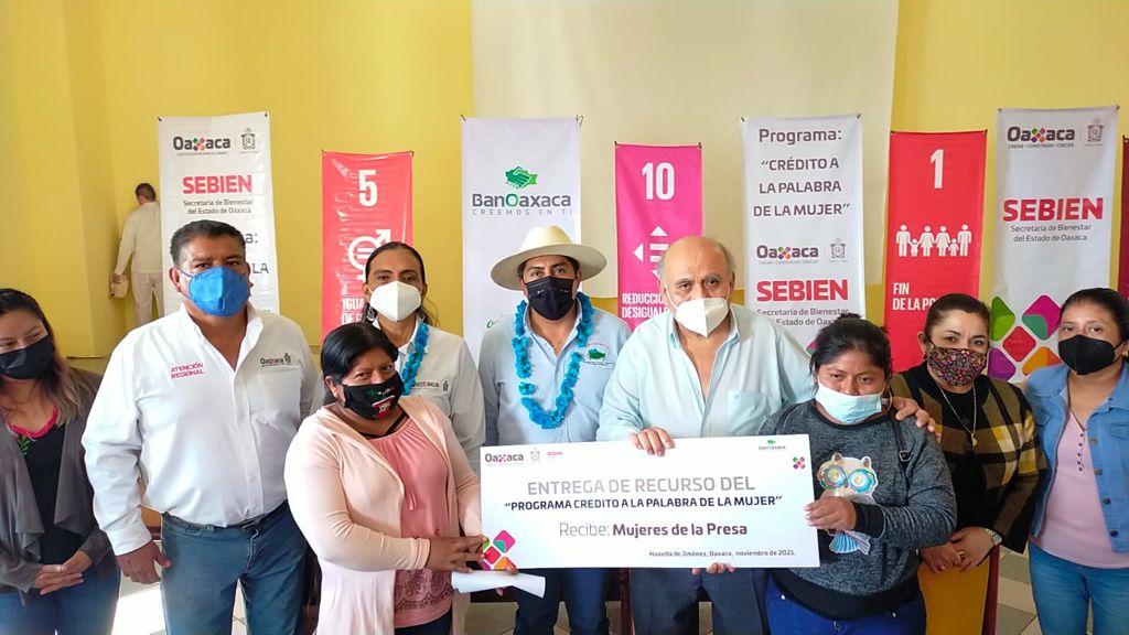 Sebien entrega recursos a favor de ahorradores defraudados y mujeres de la Sierra Mazateca