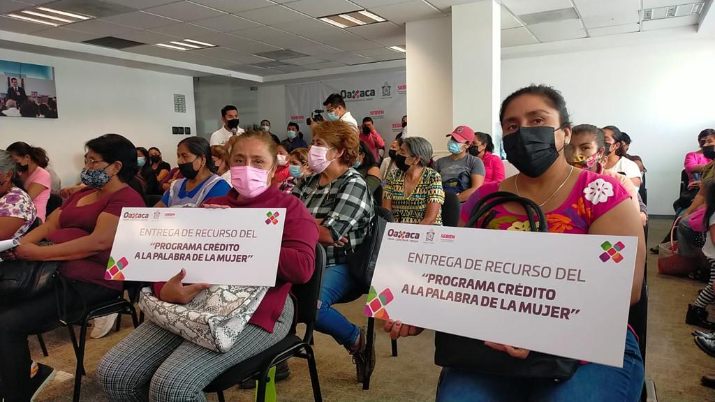 Sebien entrega créditos a las mujeres del valle