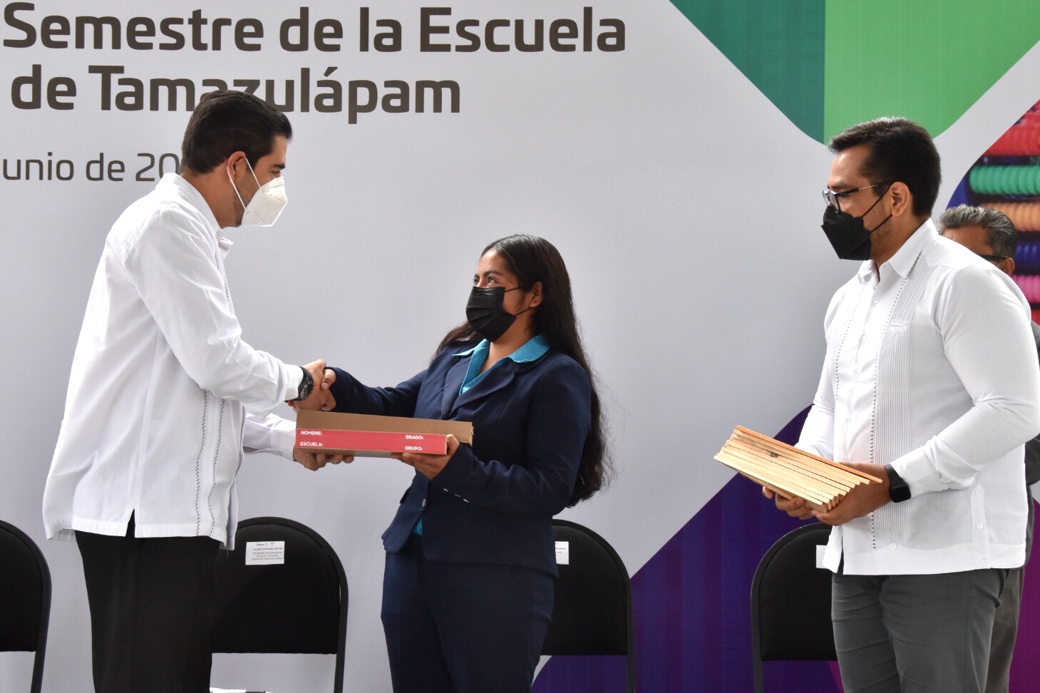 Entrega IEEPO paquetes de materiales a estudiantes de la Escuela Normal Rural Vanguardia de Tamazulápam