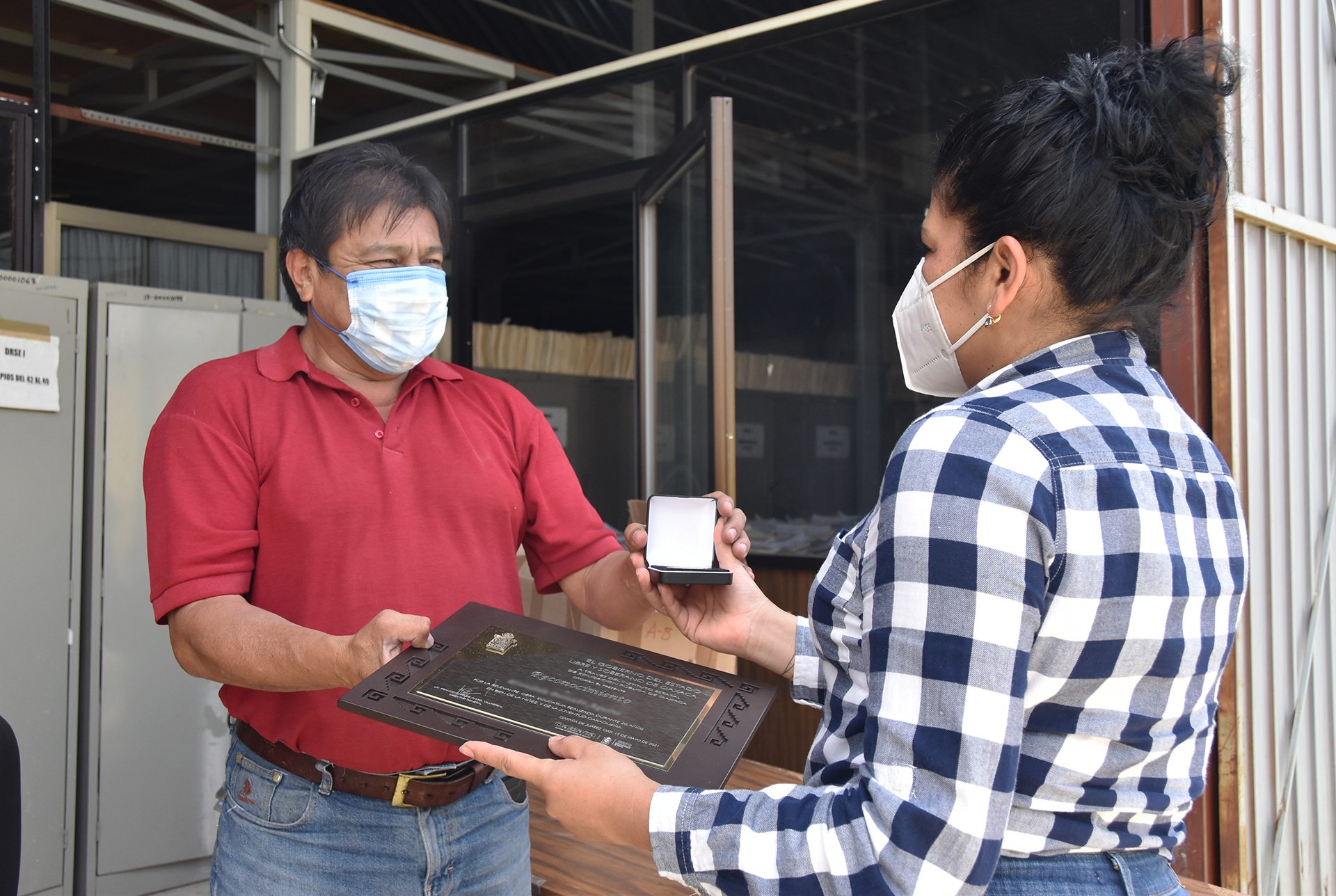 Realiza IEEPO entrega de medallas a docentes  galardonados por 20 y 30 años de servicio