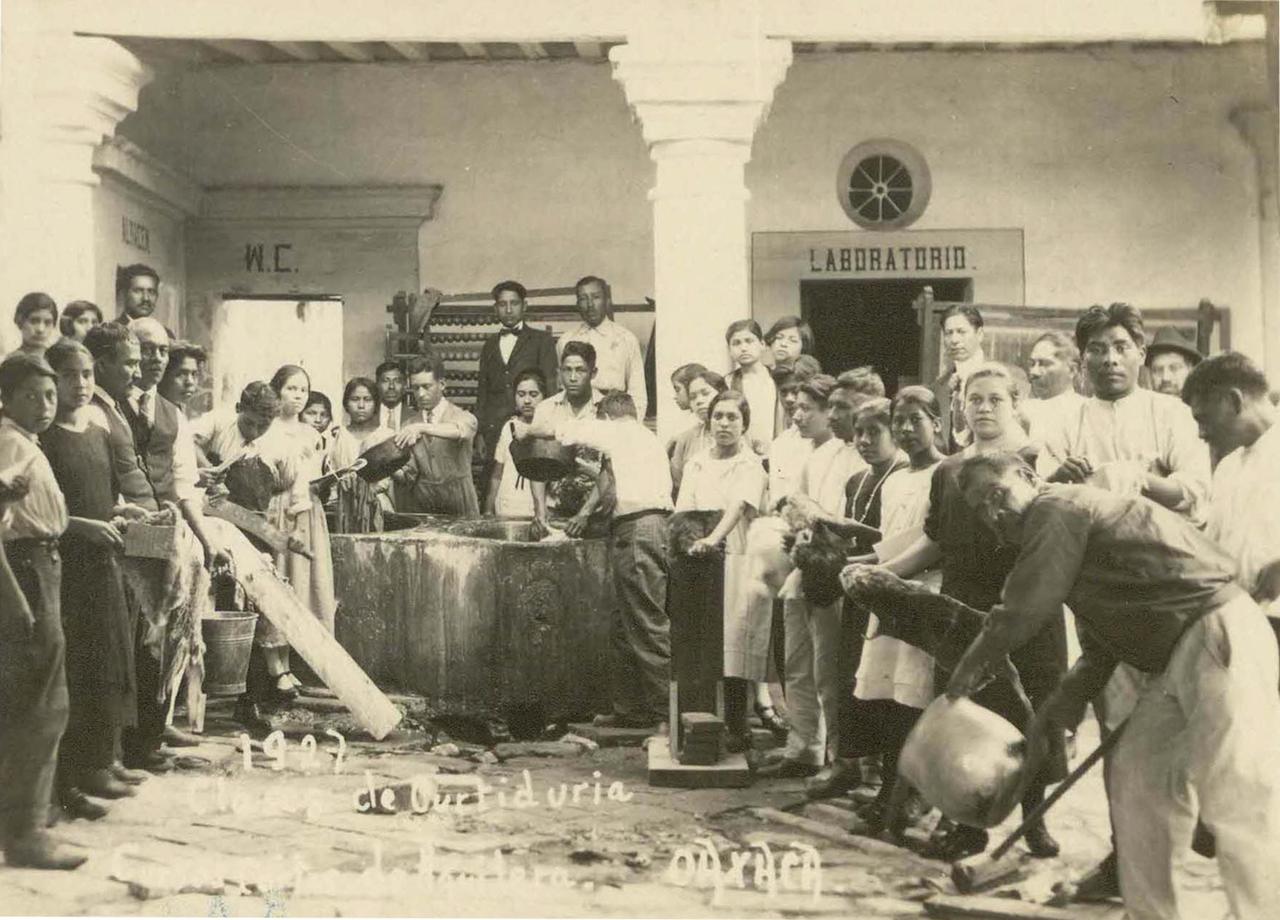 AGEO publica exposición fotográfica  sobre maestras y maestros del siglo XX