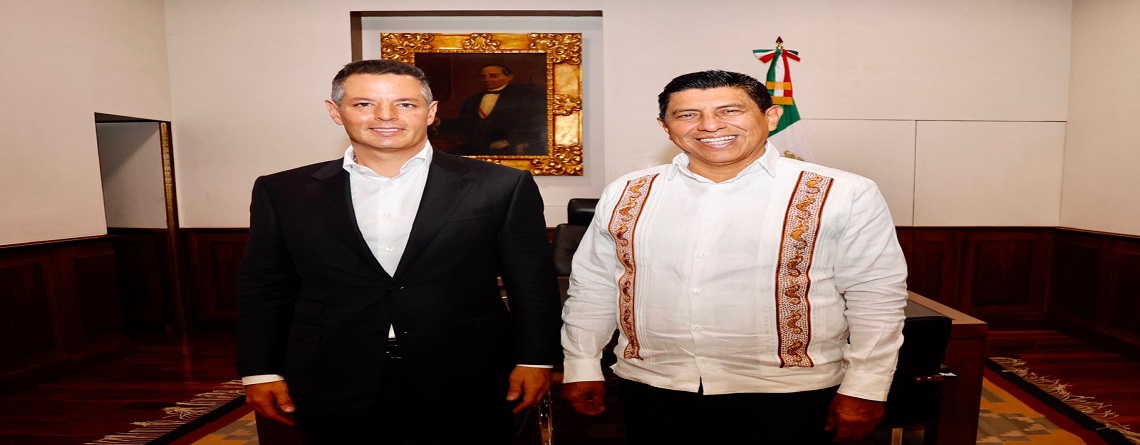 Recibe el gobernador Alejandro Murat Hinojosa al gobernador electo Salomón Jara Cruz en Palacio de Gobierno
