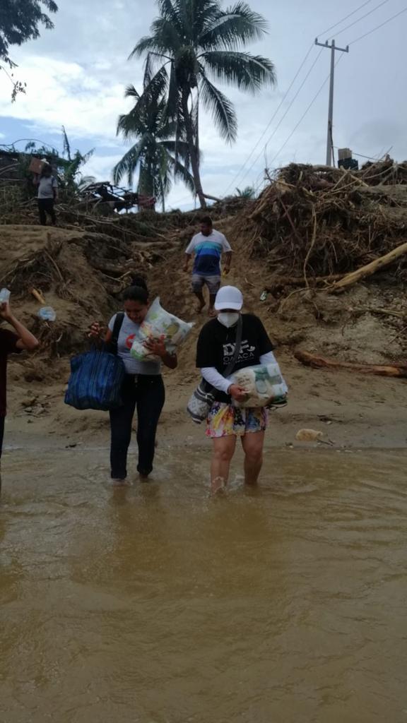 La instrucción del Gobernador del Estado, Alejandro Murat Hinojosa, es contundente; la familia DIF Oaxaca atenderá el tiempo necesario a los damnificados por el huracán Agatha en la Costa