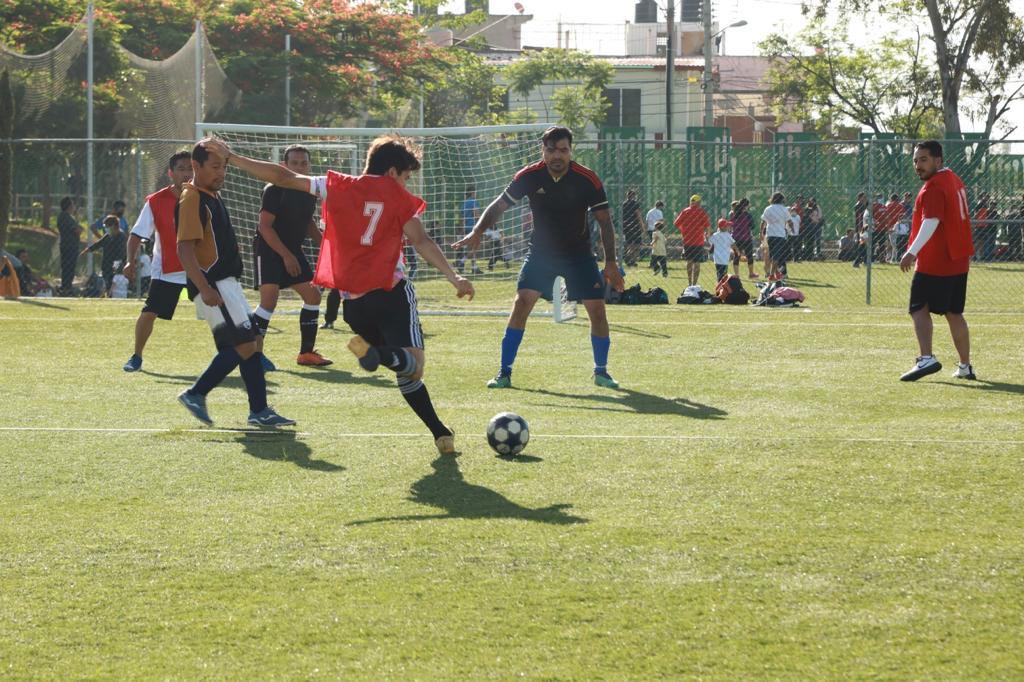 Papás de Administración disfrutan de convivencia deportiva por su día