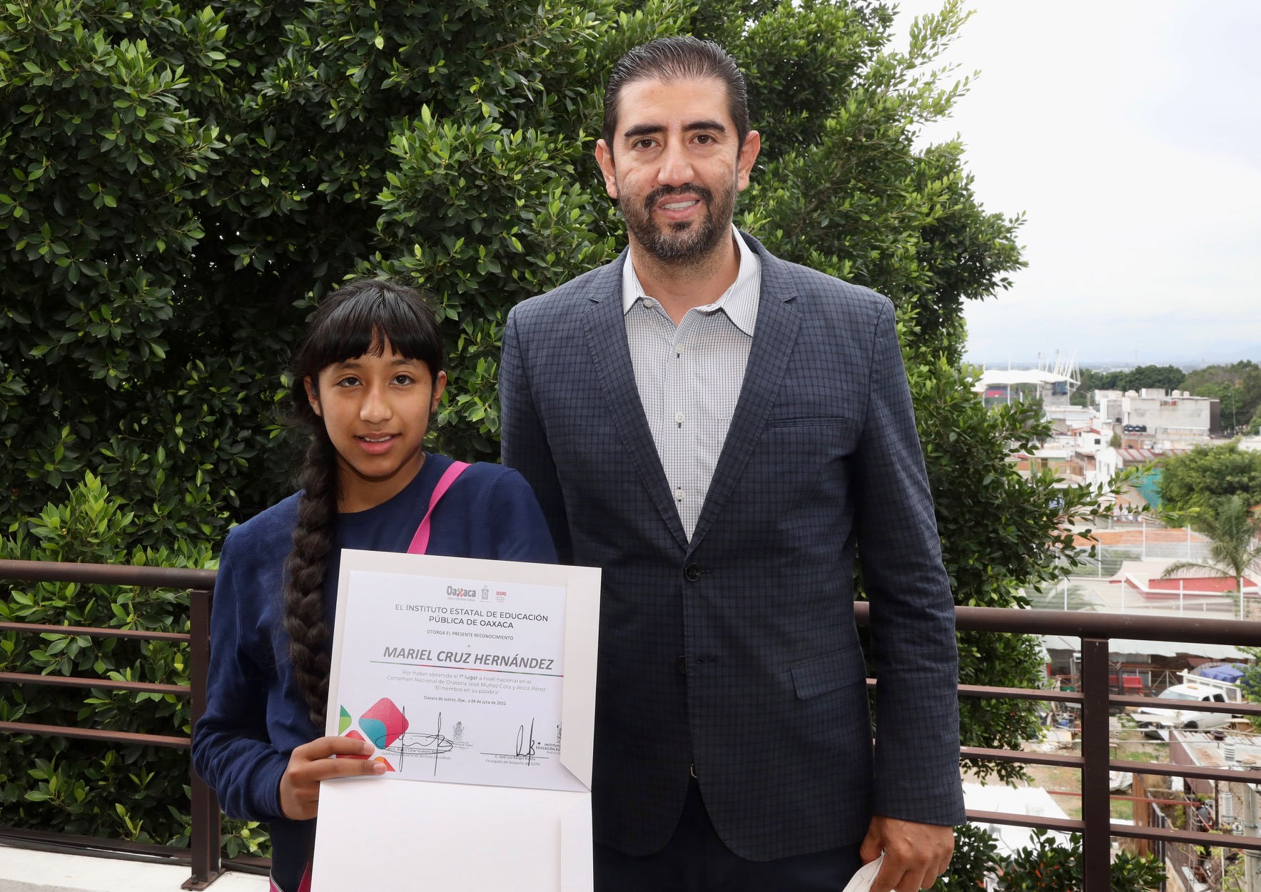 ¡Felicidades campeona!  Entrega el IEEPO reconocimiento a ganadora del   Concurso Nacional de Oratoria
