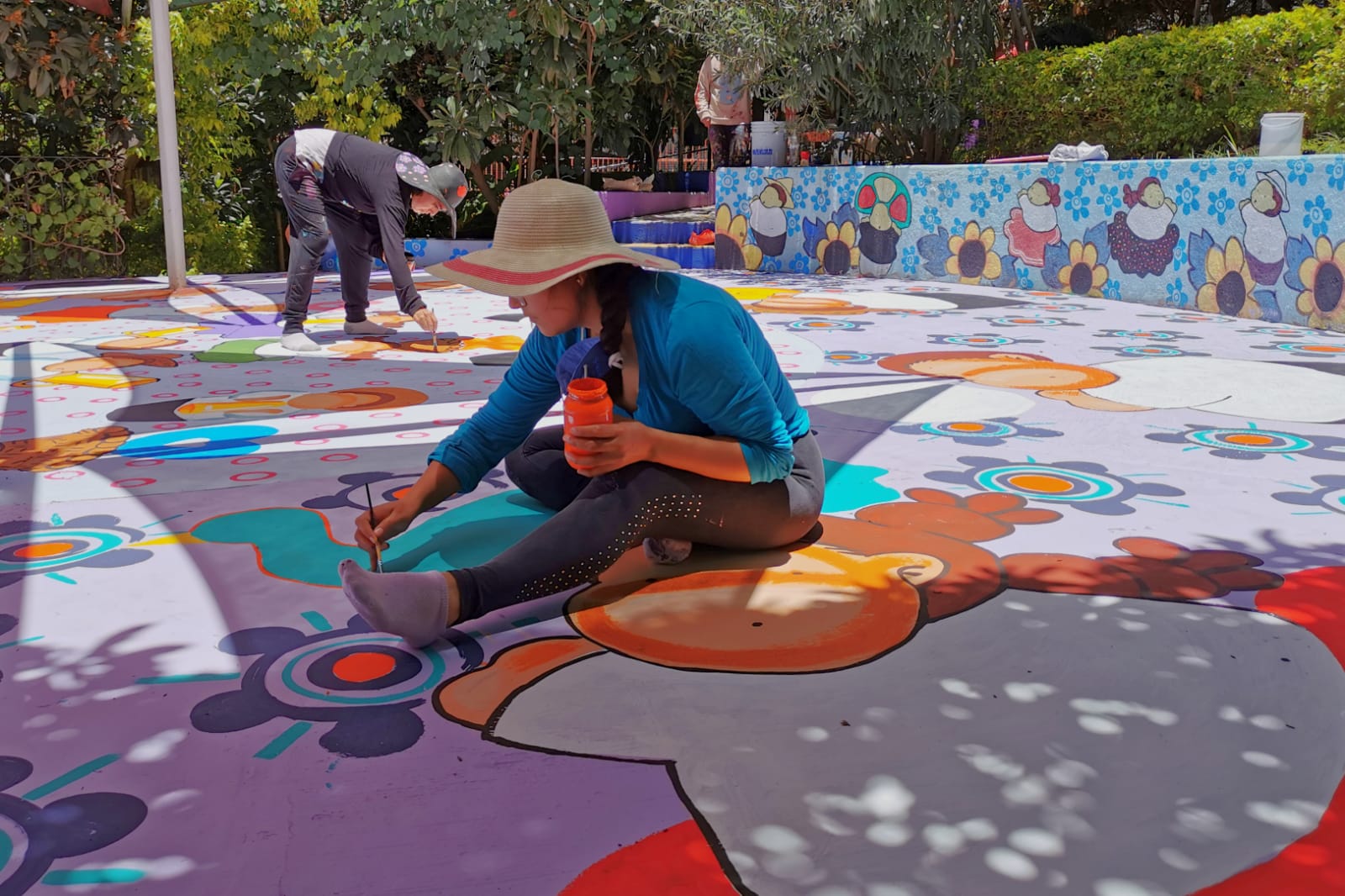 Luce mural alusivo a la Guelaguetza en el parque Del Agua Centenario