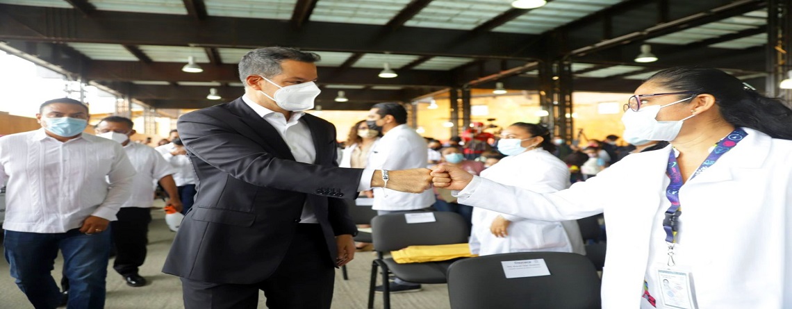 Arranca Alejandro Murat Campaña de Inmunización a niñas y niños de 5 a 11 años de edad contra el COVID-19  Se aplicarán de manera inicial de 132 mil primeras dosis de la farmacéutica Pfizer-BioNTech Se entregaron las llaves de ocho vehículos utilitarios a unidades médicas de los Servicios de Salud de Oaxaca, para el traslado de insumos y personal de esta institución con una inversión de 2.4 millones de pesos, correspondientes a recursos estatales Santa Lucía del Camino, Oax. 5 de julio de 2022.- El gobernador Alejandro Murat Hinojosa puso en marcha la Campaña de Inmunización de las niñas y niños de 5 a 11 años de edad de la vacuna contra el COVID-19 para el estado de Oaxaca, en el marco de la Estrategia Nacional de Vacunación, con la aplicación inicial de 132 mil primeras dosis de la farmacéutica Pfizer-BioNTech en las unidades médicas del territorio estatal.  Así también entregó las llaves de ocho vehículos utilitarios a unidades médicas de los Servicios de Salud de Oaxaca, los cuales permitirán el traslado de insumos y personal de esta institución y que tuvo una inversión de 2.4 millones de pesos, correspondientes a recursos estatales.  Junto con la titular de los Servicios de Salud de Oaxaca (SSO), Virginia Sánchez Ríos, se arranca con esta Campaña de Inmunización de la mano del gobierno federal, a través del IMSS y el ISABI que en el transcurso de junio y julio se han recibido un total de 276 mil dosis para 138 mil esquemas completos de vacunación, y ya se han recibido las primeras 132 mil.  Ante niñas y niños que fueron inmunizados, el Mandatario Estatal felicitó a los menores de edad ya que dijo: “Todo este esfuerzo es para ustedes, ya que son lo más importante de Oaxaca”.  Así también invitó a la población a vacunarse y reiteró el compromiso de su administración en trabajar hasta el último día de su gestión de manera incansable, de mano del Sector Salud, para salvaguardar la salud y bienestar de las familias oaxaqueñas.  Durante el encuentro realizado en el Centro Cultural y de Convenciones de Oaxaca (CCCO), la titular de los SSO, Virginia Sánchez Ríos, destacó que siguiendo la Política Nacional de Vacunación contra el virus SARS-CoV-2, se aplicarán de igual forma 101 mil 064 primeras dosis a las y los adolescentes de 12 a 17 años de edad en todas las unidades médicas del Sector Salud.  La funcionaria destacó el compromiso y dedicación del personal médico y de enfermería de las seis Jurisdicciones Sanitarias que a través de los Centros de Salud, se sumarán a esta actividad en beneficio de las y los oaxaqueños.  “La vacunación entre los niños, como en los diferentes grupos de edad, contribuyen, en caso de enfermarse de COVID-19, esta no sea grave y disminuye el riesgo de muerte”, señaló.  En tanto el subdirector de Supervisión Operativa para la Atención de Enfermedades de Alto Costo del Instituto de Salud para el Bienestar (Insabi), Josué Raúl Cortés Arellanos, destacó la disposición y coordinación del gobernador Alejandro Murat para trabajar junto con el gobierno federal a favor de la salud de la población oaxaqueña.  Explicó que la vacuna que se aplicará es específica para niños de 5 a 11 años de edad, por lo que pidió a las madres y padres de familia lleven a sus hijas e hijos a que sean inmunizados.  Posteriormente para fortalecer la infraestructura hospitalaria se hizo entrega de ocho vehículos utilitarios para los Hospitales Generales de Puerto Escondido, Huajuapan de León y María Lombardo, así como a los Comunitarios de Santa María Huatulco, Tamazulapam del Espíritu Santo, Santa Catarina Juquila, Centro de Salud de Jalapa de Díaz y a la Coordinación de Redes de Servicios, Salud Materna y Cirugía Extramuros.  Así también a través del Sistema para el Desarrollo Integral de la Familia (DIF) del Estado de Oaxaca, cuya presidenta honoraria es Ivette Morán de Murat, se entregaron obsequios a los menores de edad que fueron vacunados.