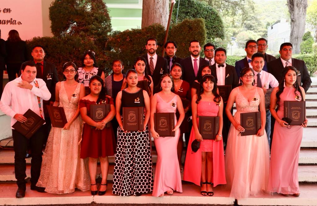 Presiden autoridades del IEEPO ceremonia de clausura  en la Escuela Normal Experimental de Teposcolula