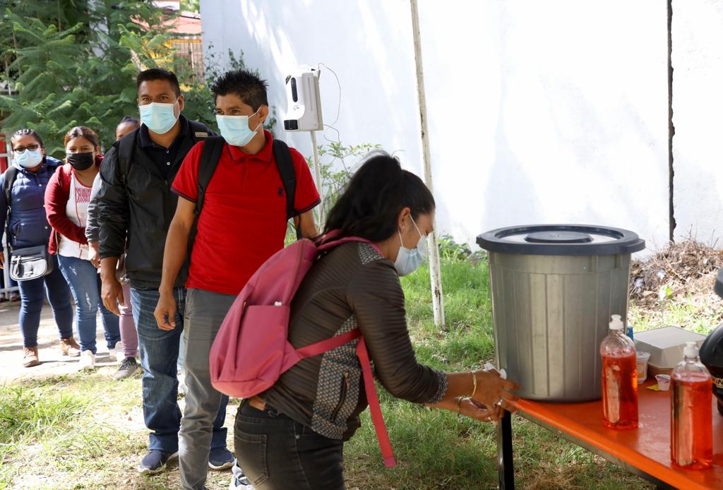 Cumple el IEEPO con pago a becarios de la Estrategia Nacional de Iniciación a la Docencia en el Medio Indígena