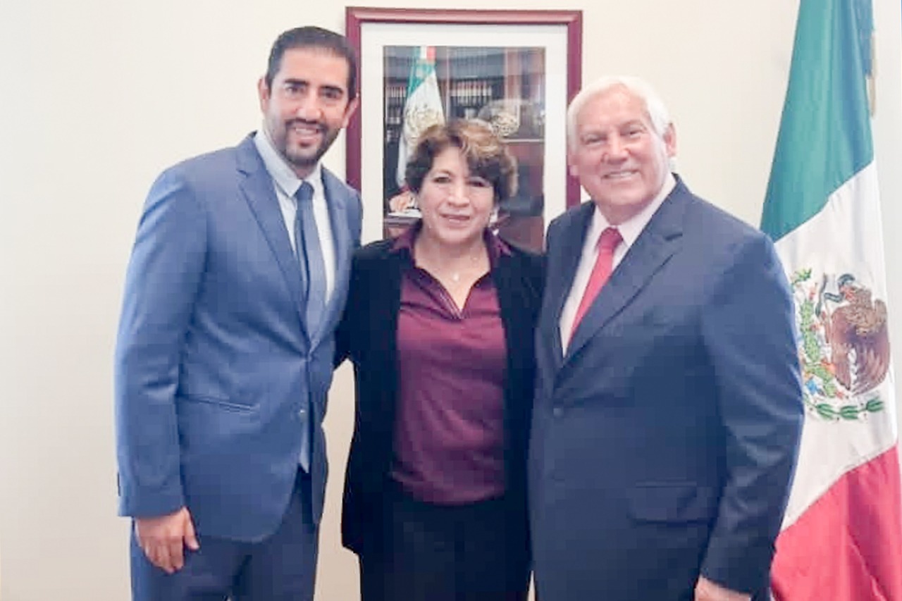 Asisten estudiantes de Oaxaca y encargado del IEEPO a la inauguración de exposición fotográfica en la SEP 
