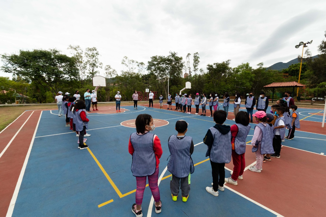 Niñas y niños juegan y aprenden en los Cursos de Verano de Administración