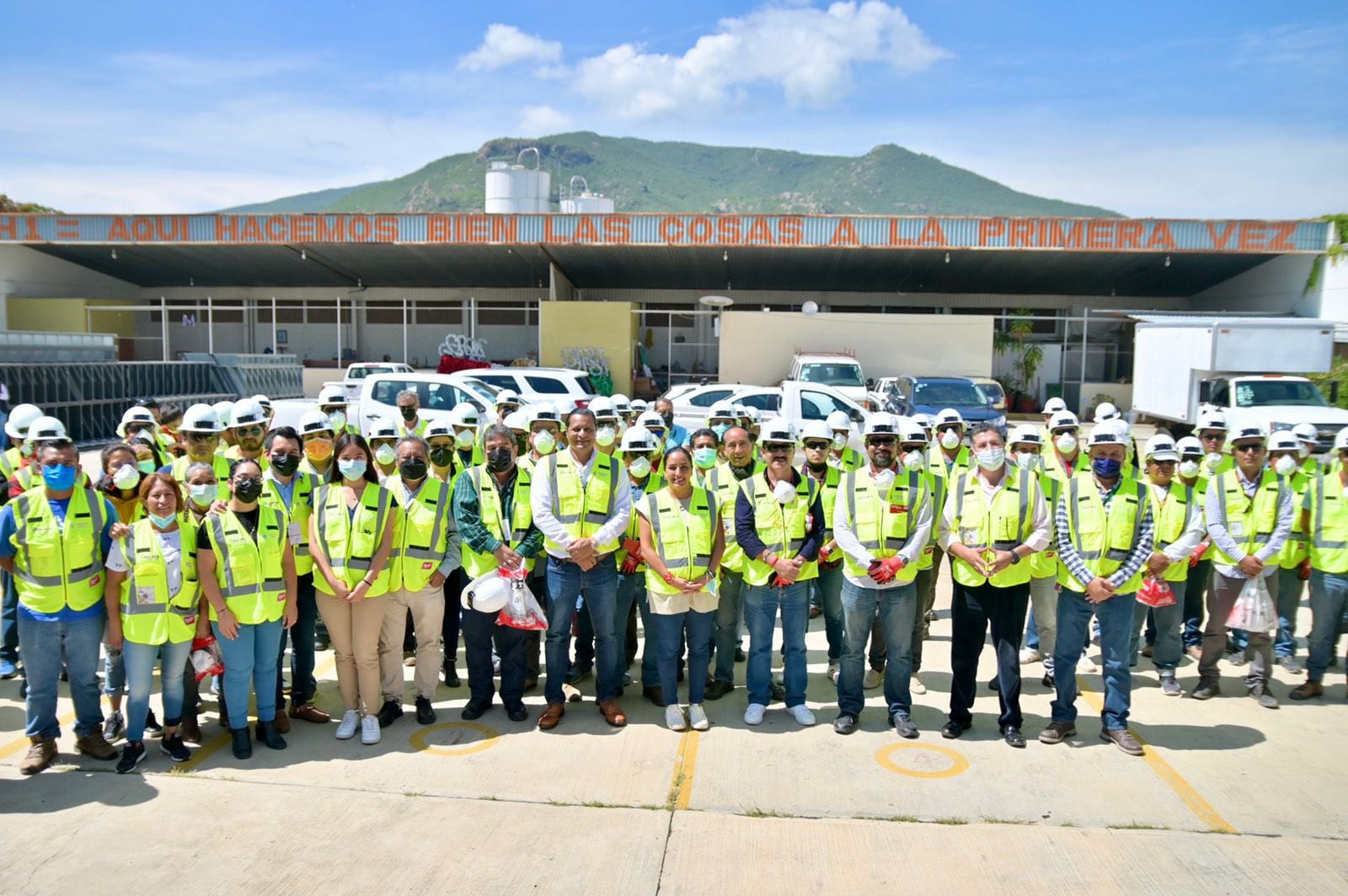 Entrega Mariana Nassar Piñeyro equipo de seguridad al personal de Mantenimiento del Estado