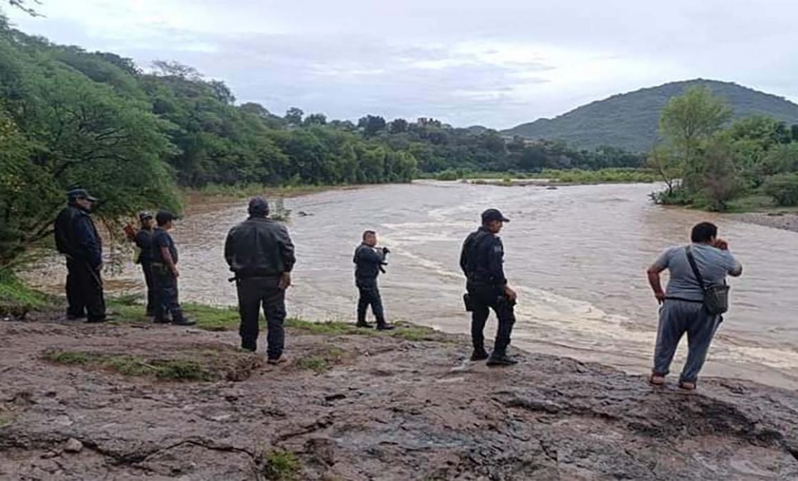 Activa CEPCO brigadas de emergencia en San José Ayuquila para localizar a personas que fueron arrastradas por el río