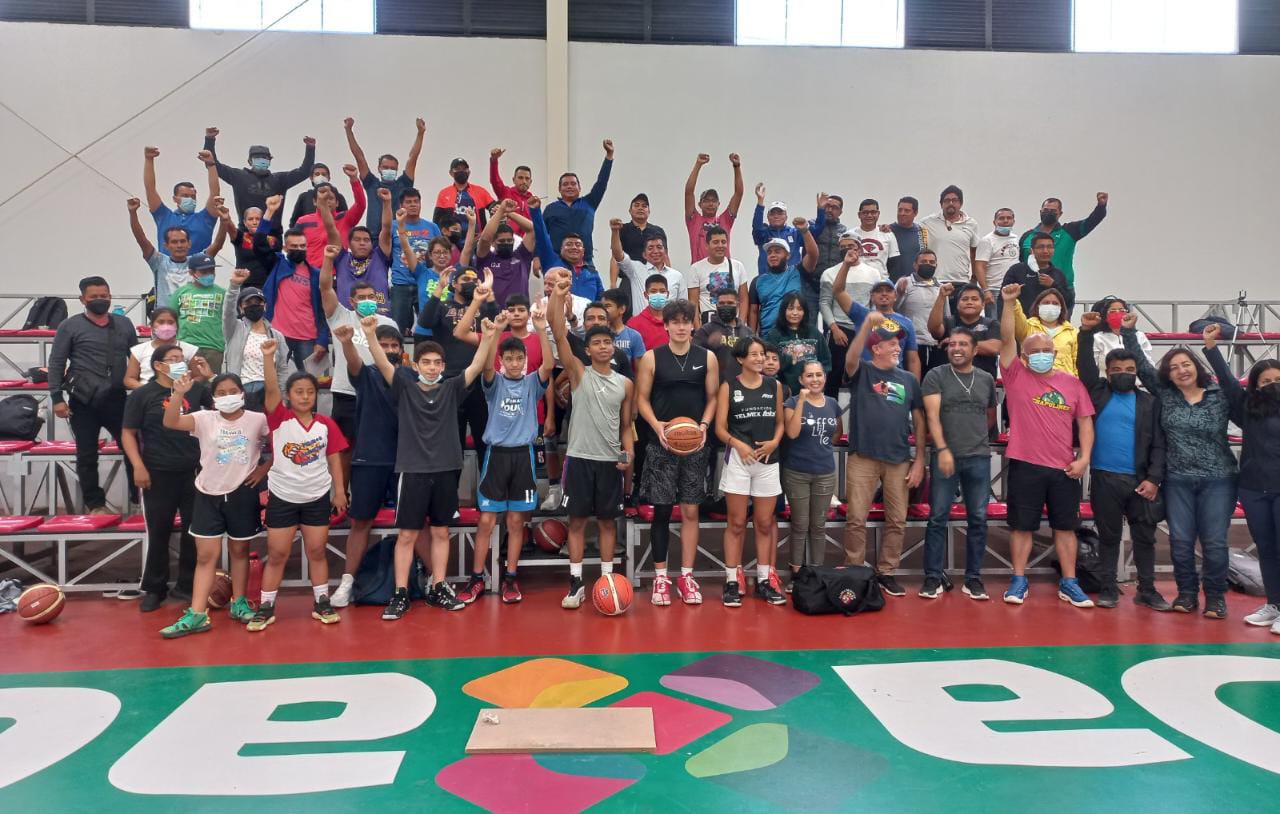 Todo un éxito la Clínica de Basquetbol impartida por Bob MacKinnon en Oaxaca