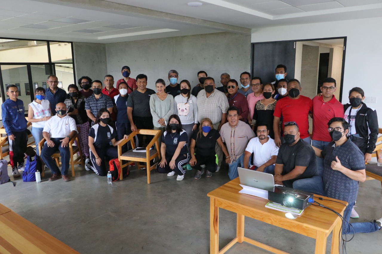 Maestros de educación física y presidentes de asociación se capacitan en primeros auxilios