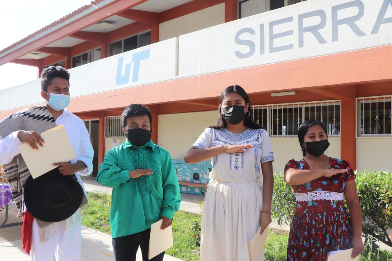 Con entonación del Himno Nacional Mexicano en lengua chatina,  celebra la UTSSO el Día Internacional de los Pueblos Indígenas