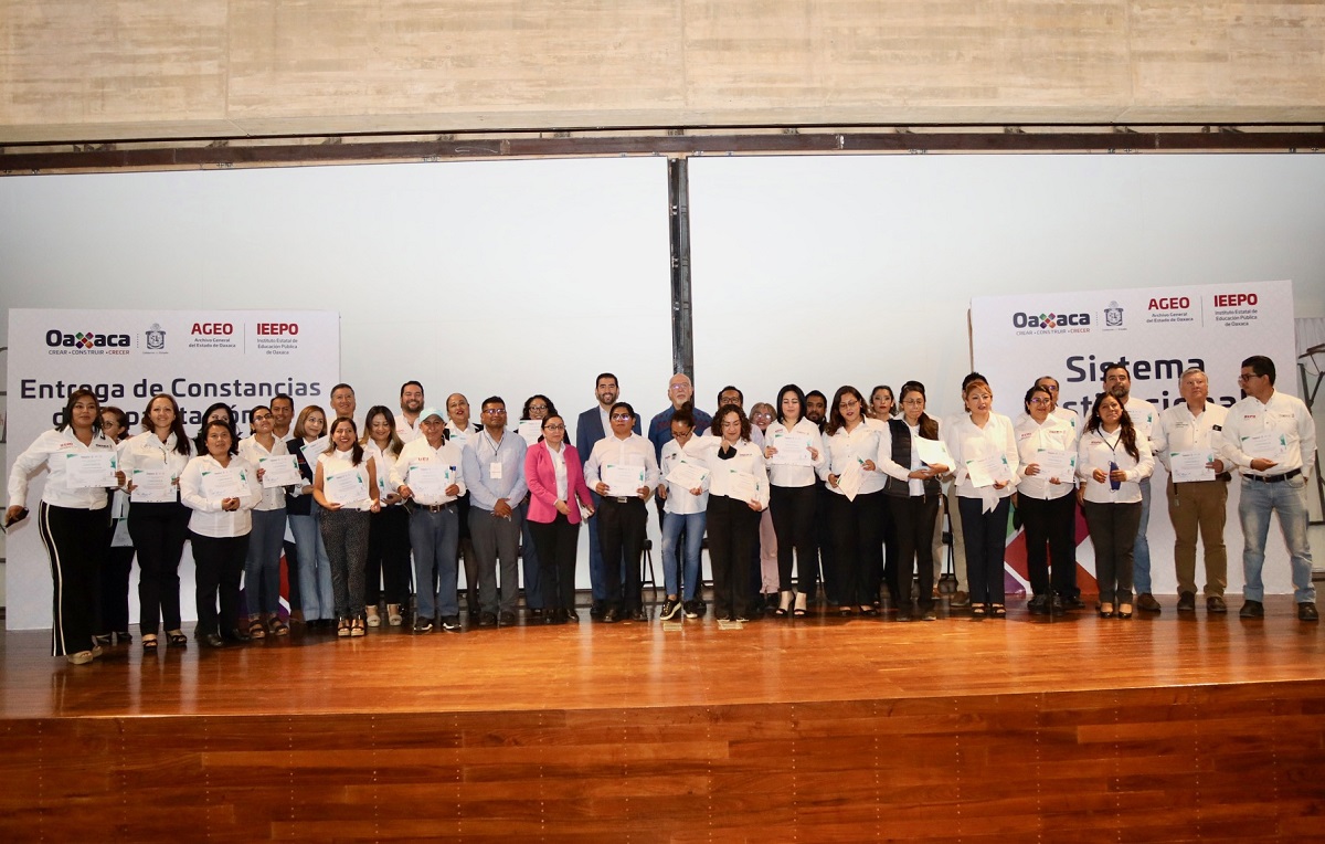 Entregan IEEPO y AGEO constancias a personal capacitado en materia archivística